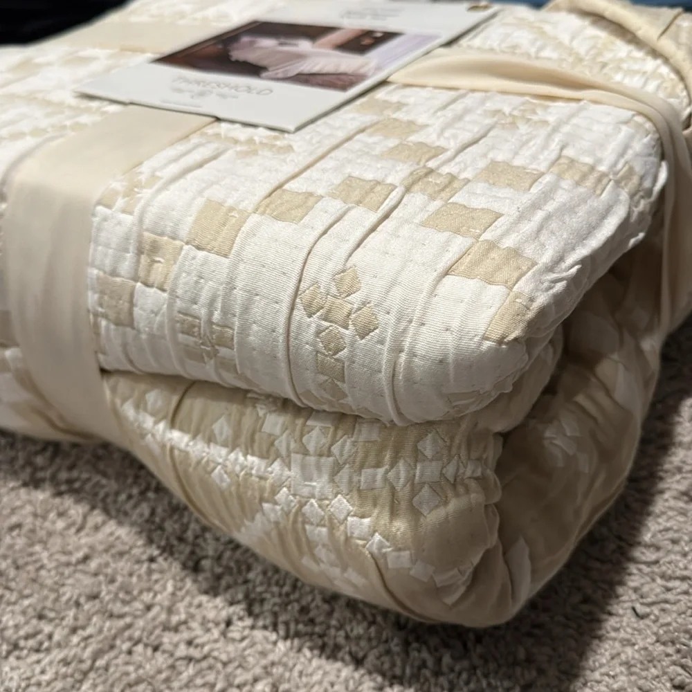 Full/queen Matelasse 3 piece quilt set